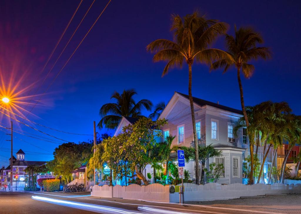 基韦斯特杜瓦尔住宿加早餐旅馆 - 基韦斯特的棕榈树的房子,晚上有街道