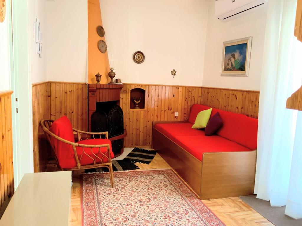 格雷韦纳Traditional penthouse with mountain view的客厅设有红色的沙发和壁炉