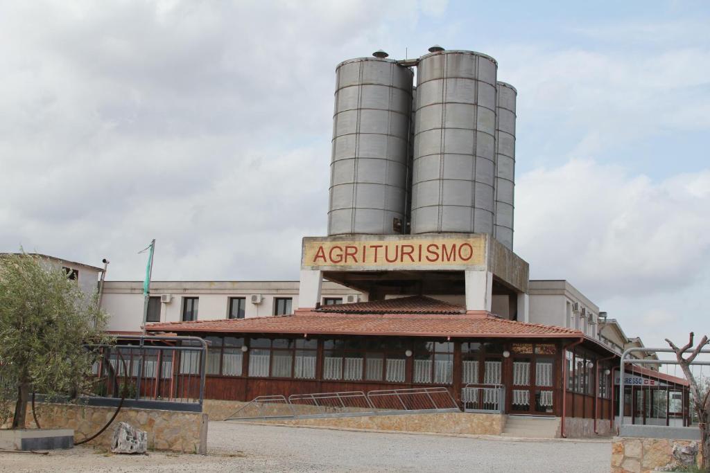 圣塞韦罗Agriturismo Silos Agri的上面有标志的工厂