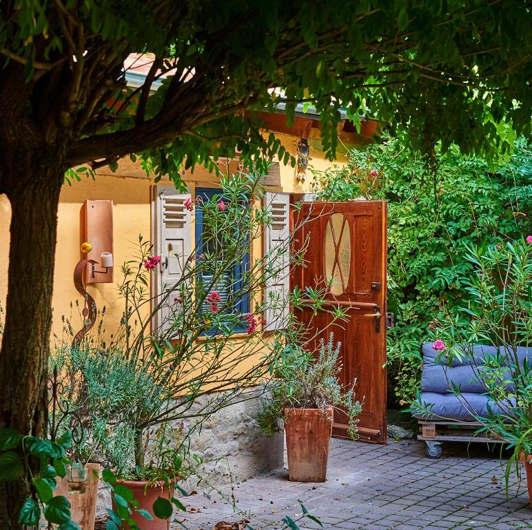 弗隆海姆Biggi‘s Garten-Finca的一个带木门和长凳的花园