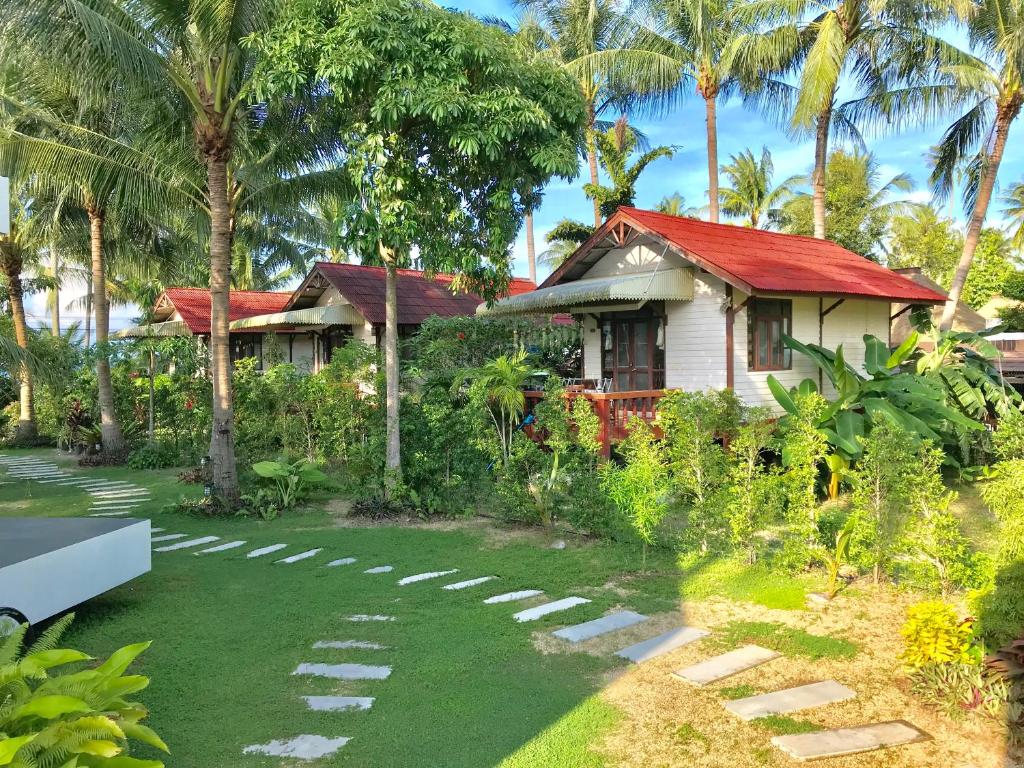 湄南海滩Mali House的庭院前有小路的房子