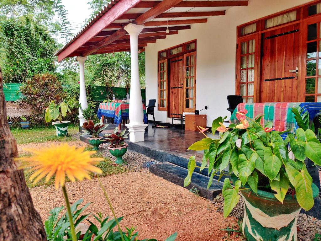 锡吉里亚Sigiri Shen Residence的一个带庭院的房屋门廊
