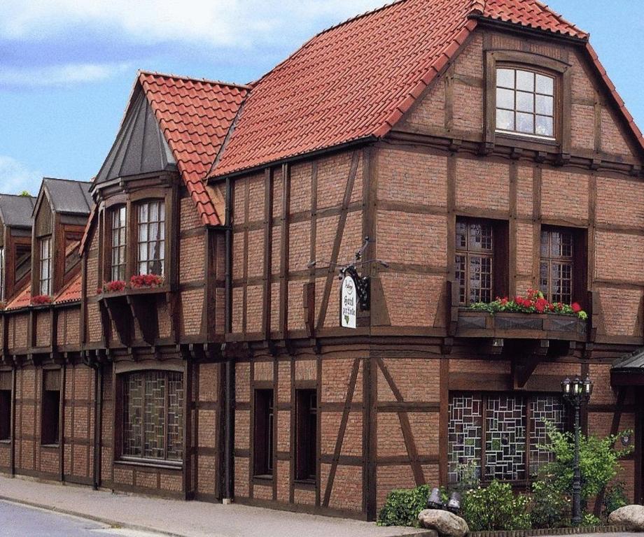 帕滕森祖尔林德餐厅旅馆的一座红色屋顶的古老建筑