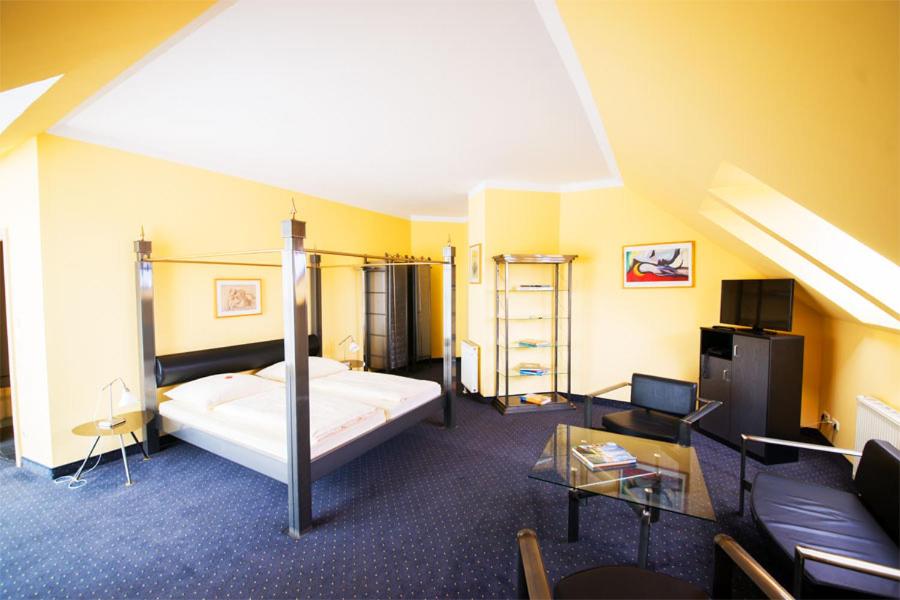 杜伊斯堡幻境酒店的酒店客房,配有床和沙发