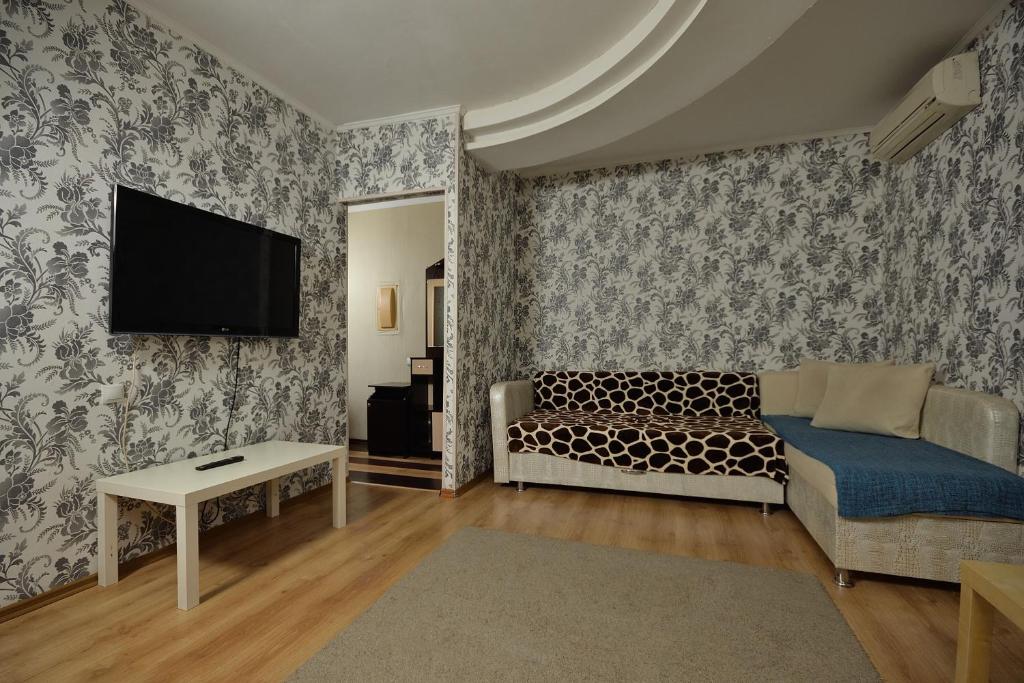 鄂木斯克Omsk Sutki Apartments at Lenina 30的带沙发和电视的客厅