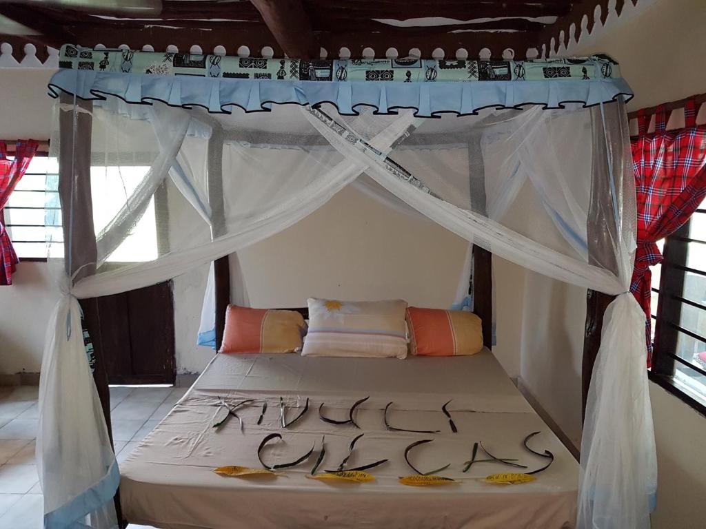 蒙巴萨A wonderful Beach property in Diani Beach Kenya.a dream holiday place.的一张带天蓬的床