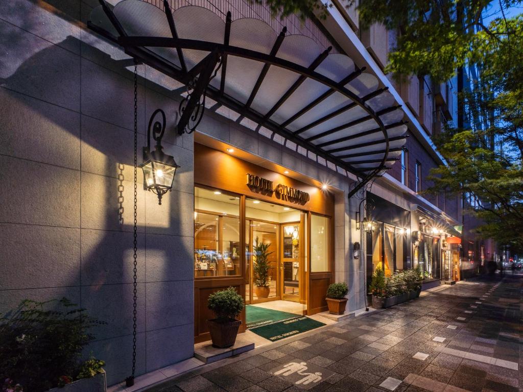 京都金门京都酒店的街道上带有拱形入口的商店