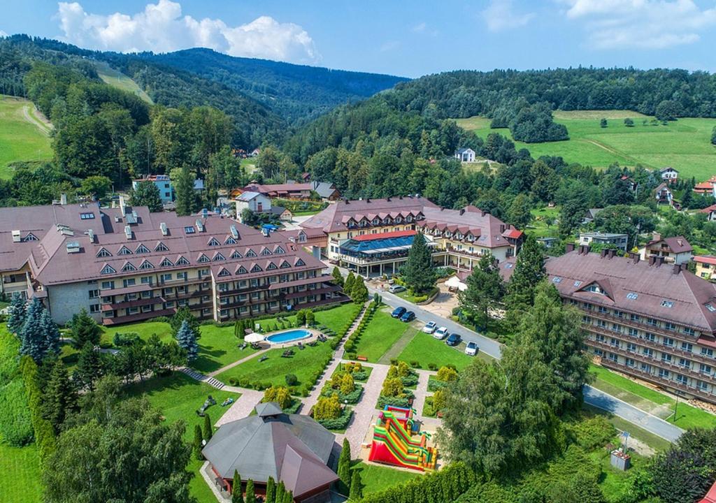 维斯瓦斯托克酒店的享有山区度假胜地的空中景致