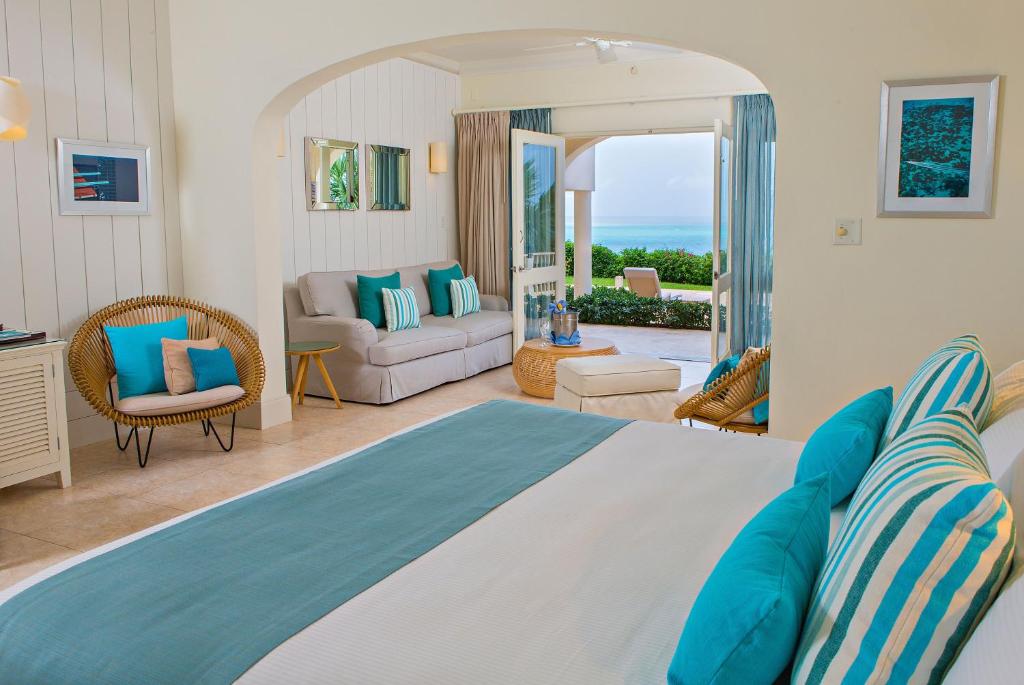 圣约翰斯海洋科夫套房度假村的一间卧室设有一张床和一间客厅。