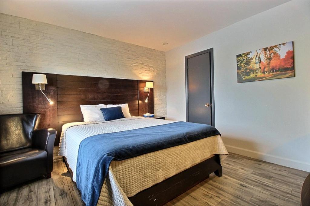 梅干提克湖默特尔勒凯尔特酒店的配有一张床和一把椅子的酒店客房