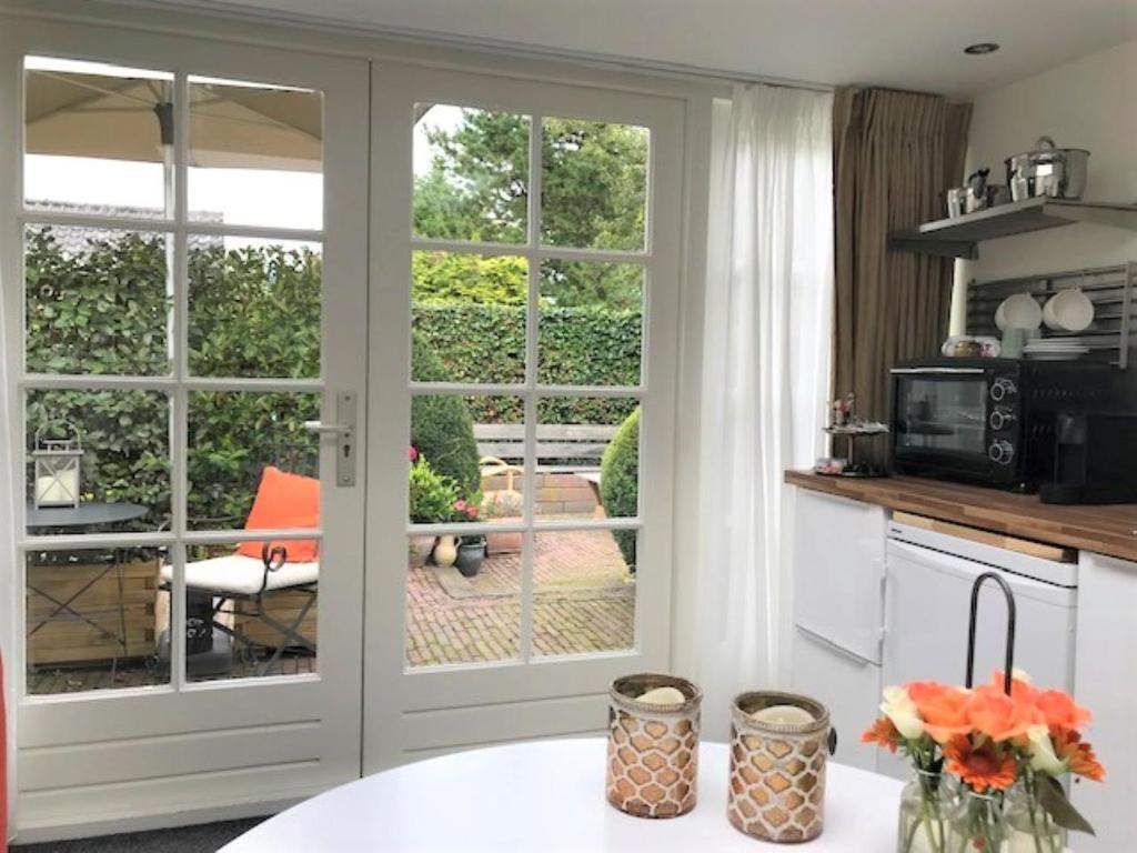 海牙B&B Ereprijs的厨房设有滑动玻璃门,可通往庭院。