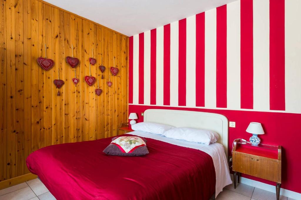 阿贝托内Locanda Farinati的卧室设有红色和白色条纹墙
