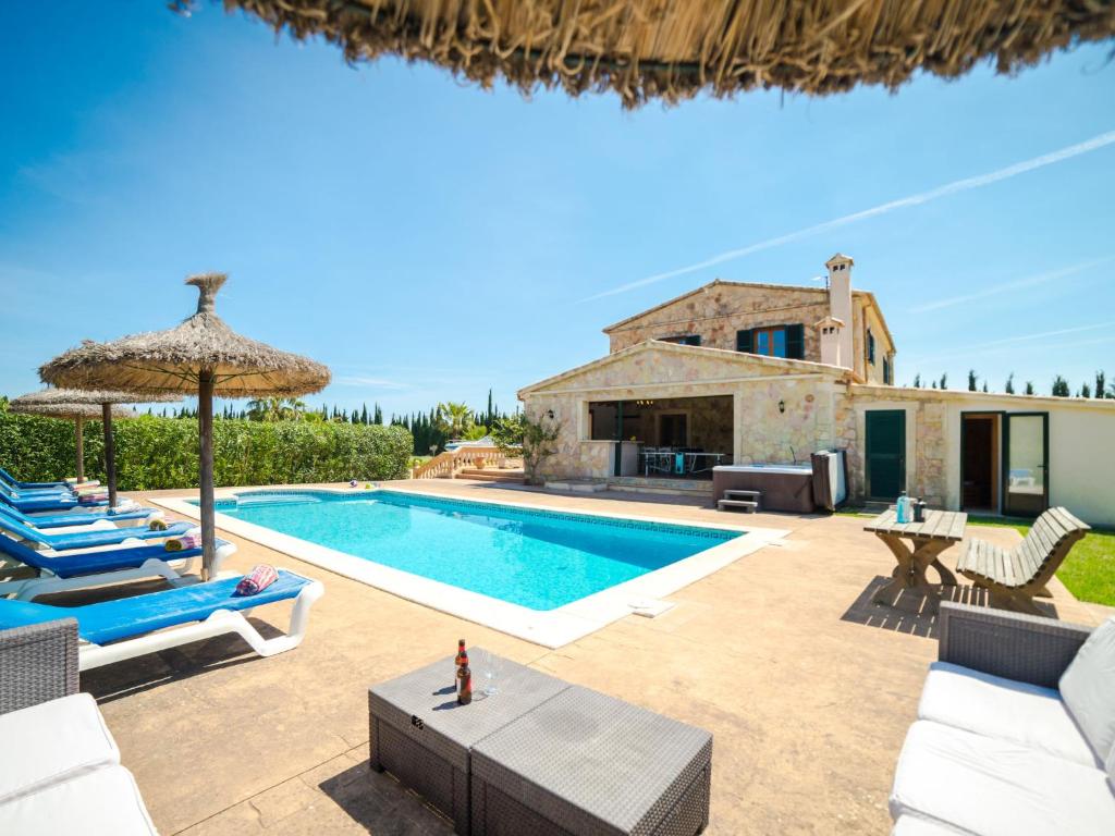 阿尔库迪亚Villa Vertaient by Interhome的享有带游泳池的别墅的外部景致