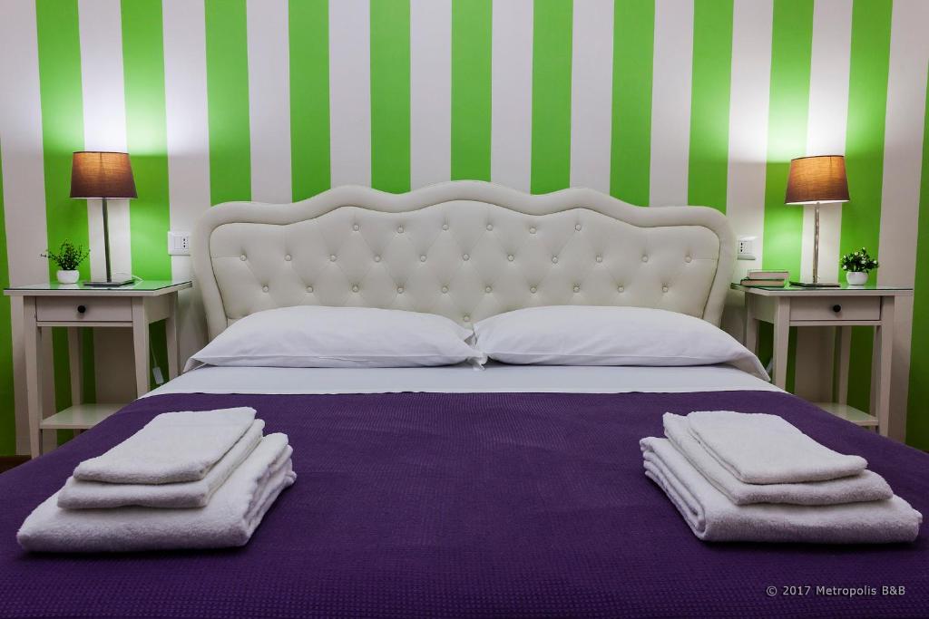 墨西拿大都市住宿加早餐酒店的一间卧室配有带毛巾的床