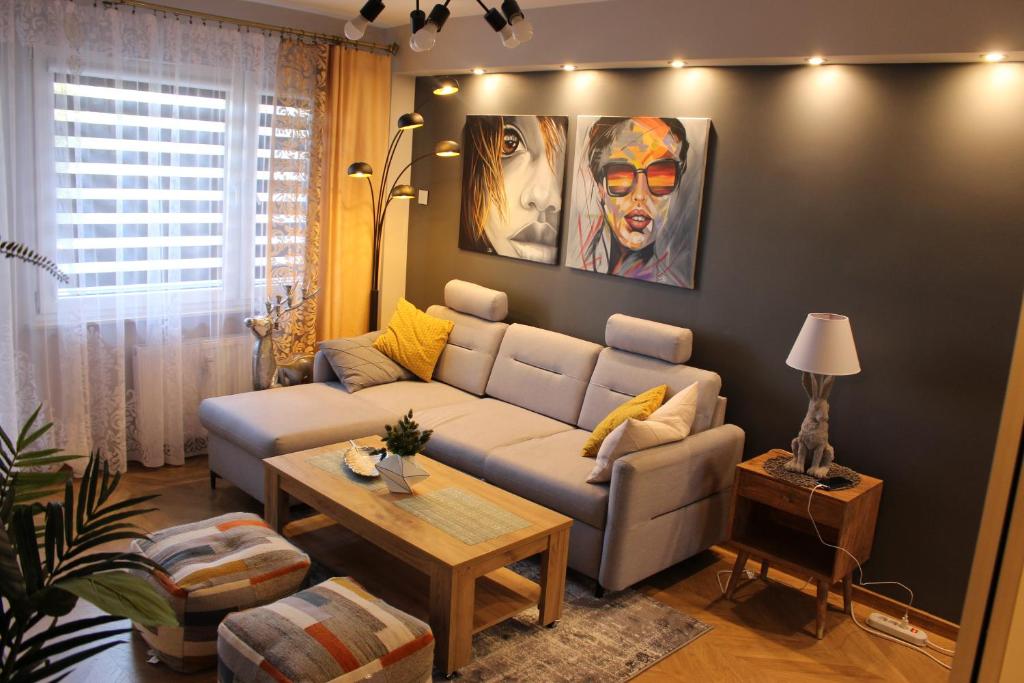 比托姆Apartament Euro 1 Bytom的客厅配有沙发和桌子