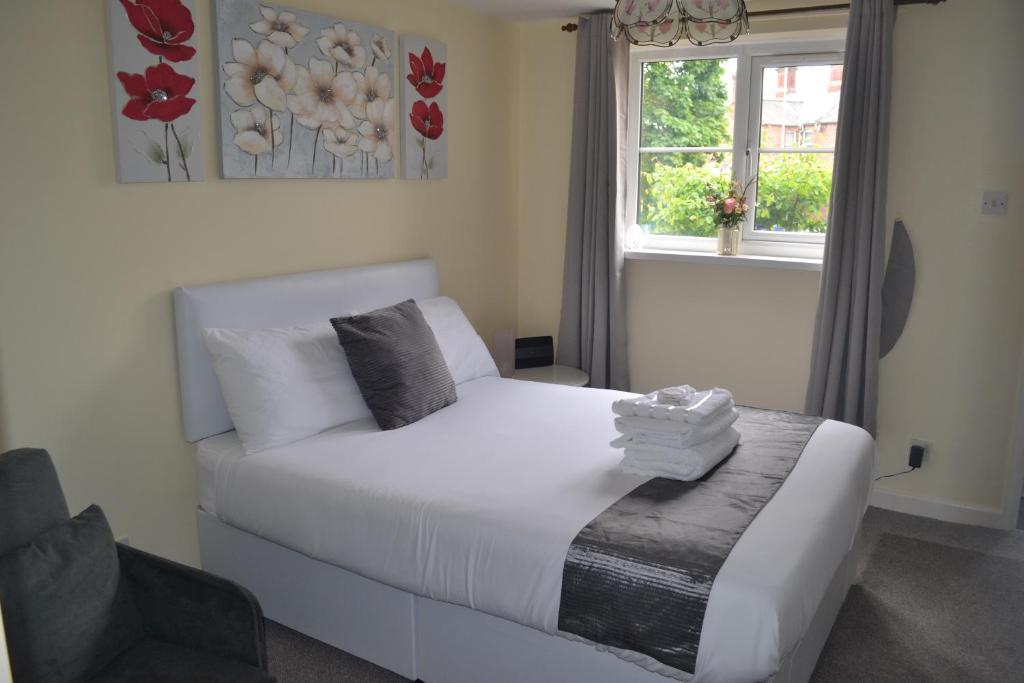 特尔福德Telford Claremont Mews Wellington的卧室配有白色的床和窗户。