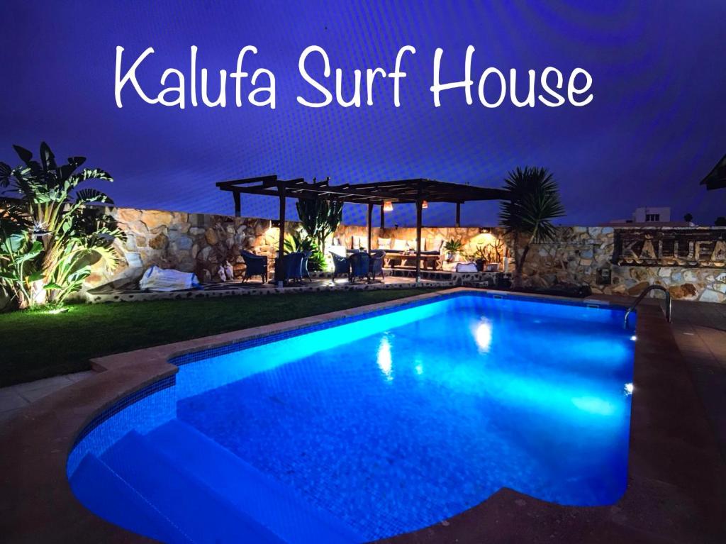 El CuchilloKalufa Surf House的夜间别墅日落别墅内的游泳池