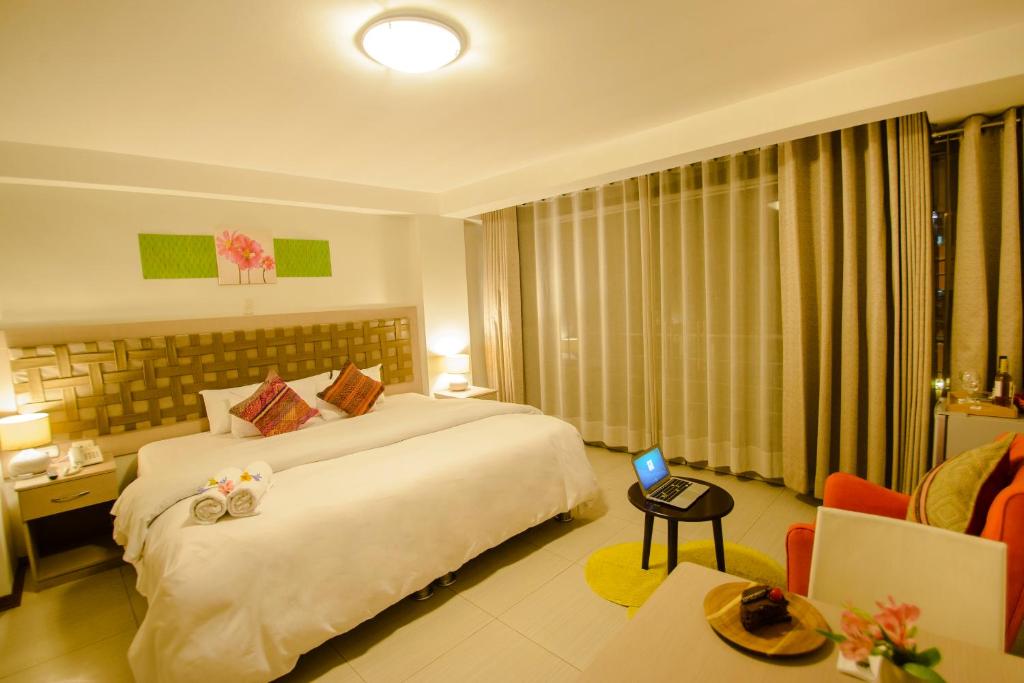 库斯科Wayta Inn的酒店客房设有一张大床和一张沙发。