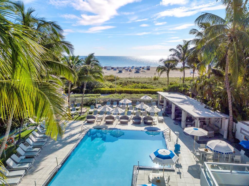 迈阿密海滩The Sagamore Hotel South Beach的享有度假胜地的空中景致,设有游泳池和海滩