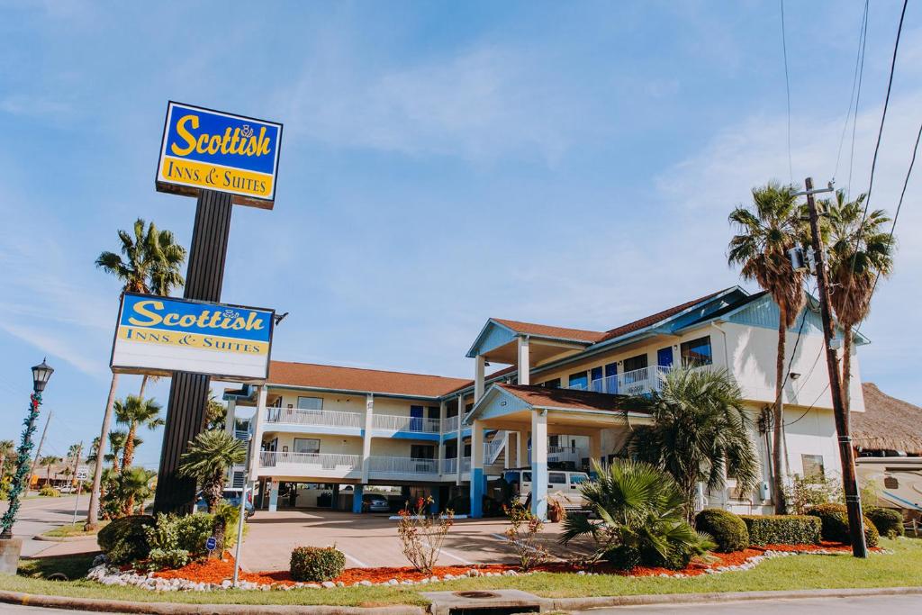 凯马Scottish Inn & Suites - Kemah Boardwalk的带有度假村标志的酒店