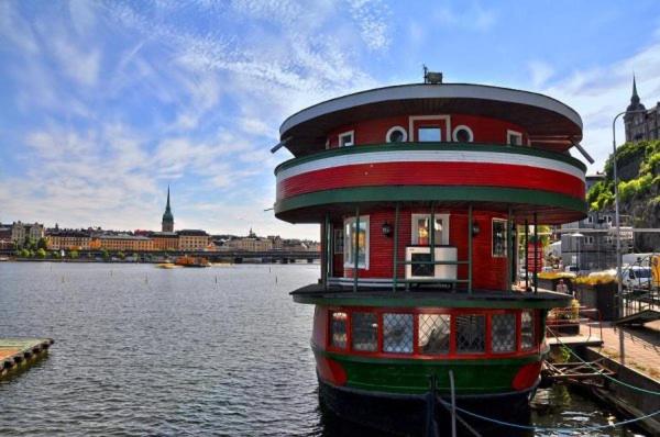 斯德哥尔摩丹罗达巴腾酒店的水中一座红绿色的建筑