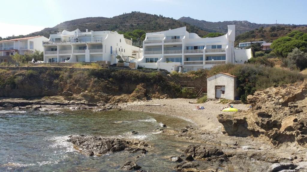 德拉塞尔瓦港carpe diem beach front cat的海滩旁悬崖上的白色大房子
