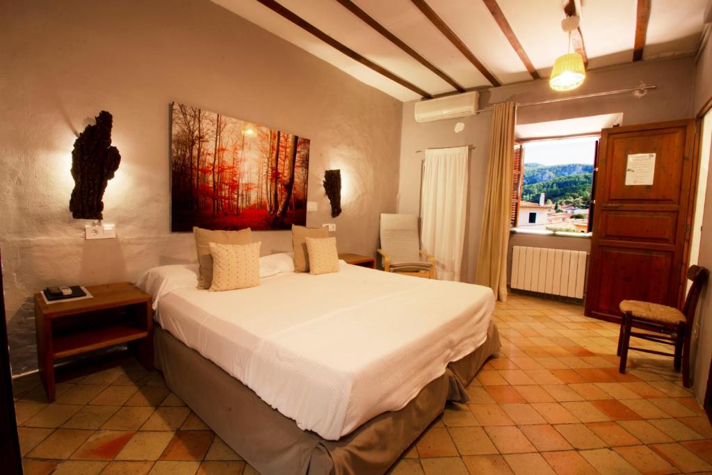 埃斯波尔莱斯埃斯波拉斯酒店的一间卧室设有一张大床和一个窗户。