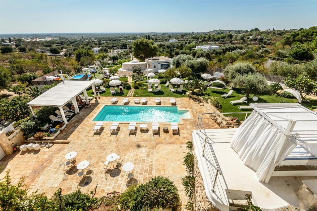 奥斯图尼La Terrazza Sulla Rupe Relais的享有带游泳池的度假村的空中景致