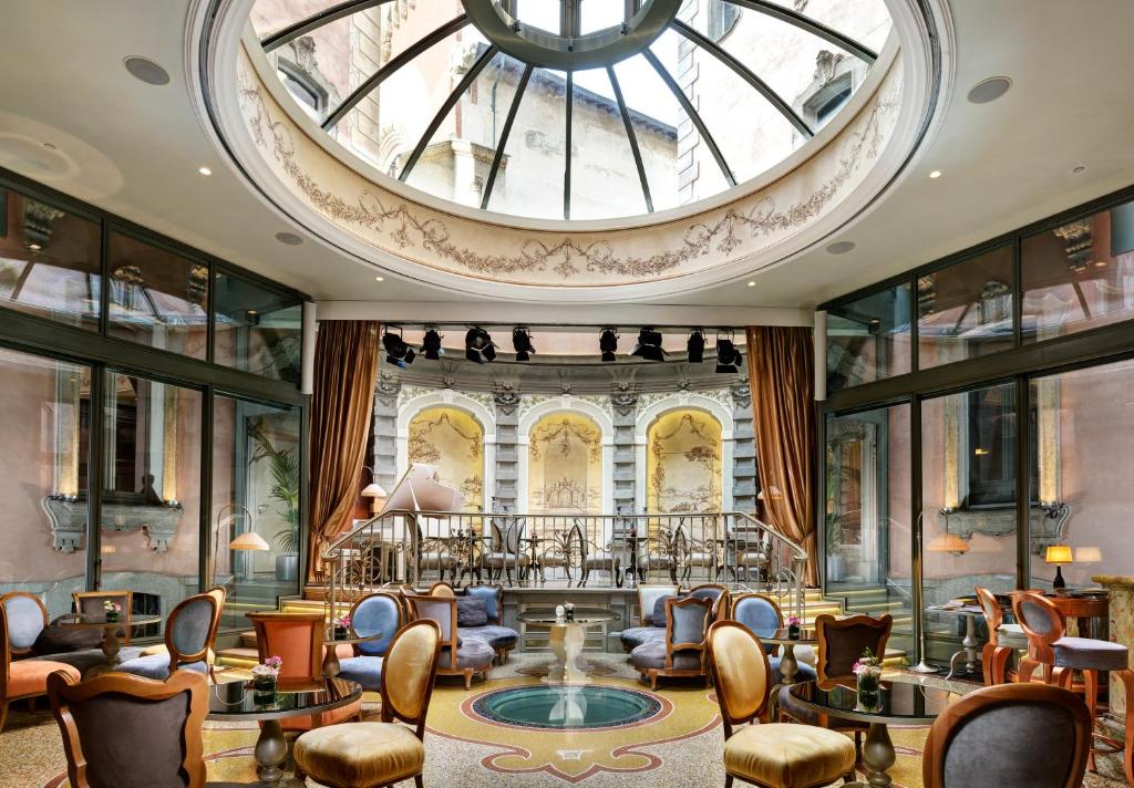 米兰蒙福特城堡罗莱夏朵精品酒店集团的大堂设有椅子和大型天花板