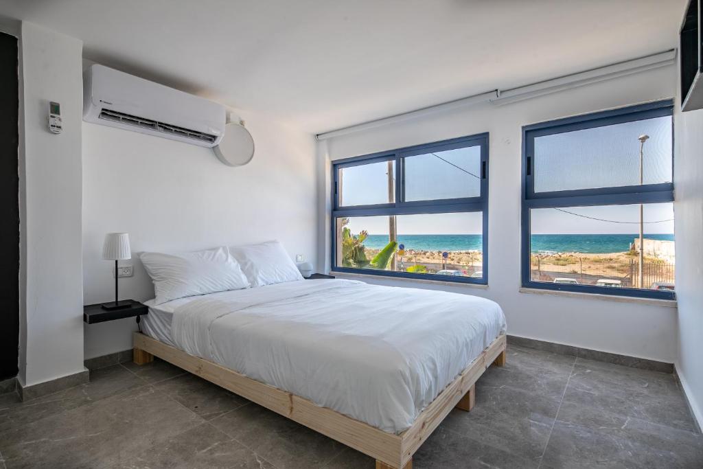海法PORT CITY HAIFA - BAT GALIM oceanfront luxury的一间卧室设有一张大床,享有海景