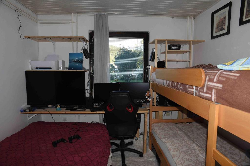 博希尼Casa Bohinj的一间卧室配有一张床和一张带电脑的书桌