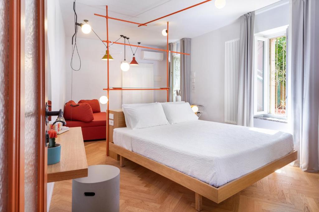 陶尔米纳Le Moresche Taura & Mina的一间卧室配有一张床和一张红色的沙发