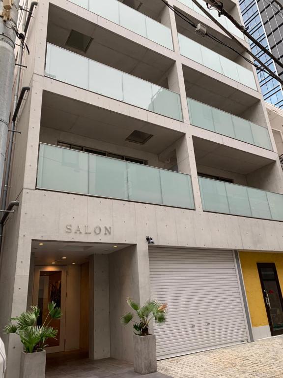 东京SALON Shibuya的建筑的侧面有沙沃伦标志