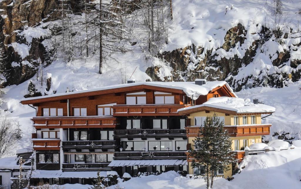 索尔登安德里亚斯酒店的山前的积雪覆盖的建筑