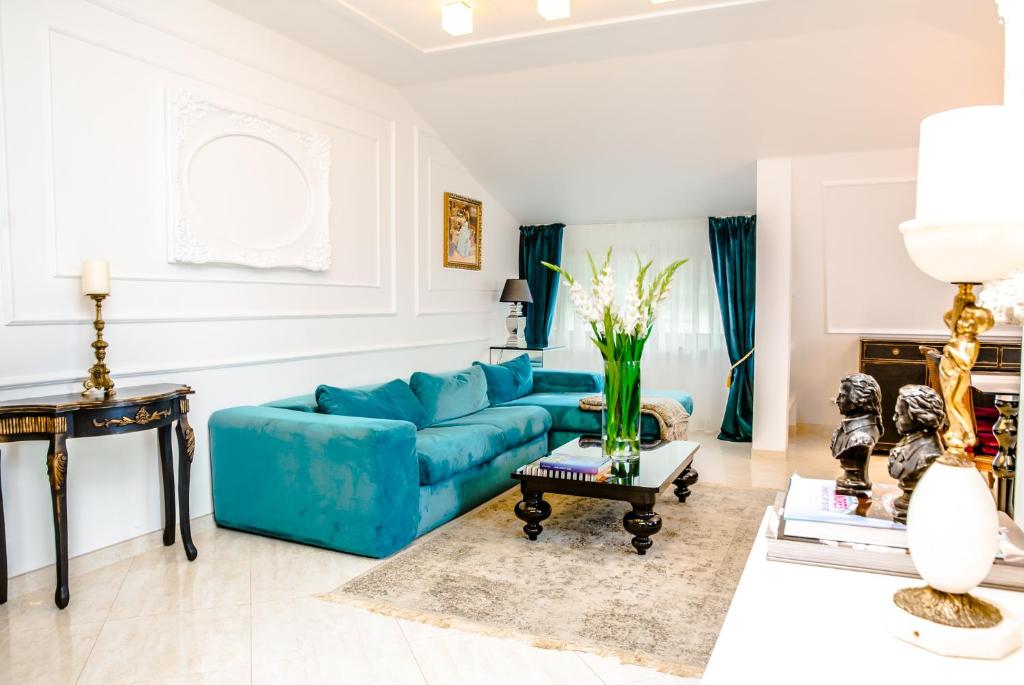 帕兰加Medziotoju Apartments的客厅配有蓝色的沙发和桌子