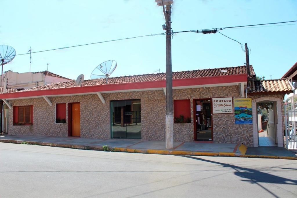 阿瓜斯-迪圣佩德罗Villa Franco的街道拐角处的旧楼
