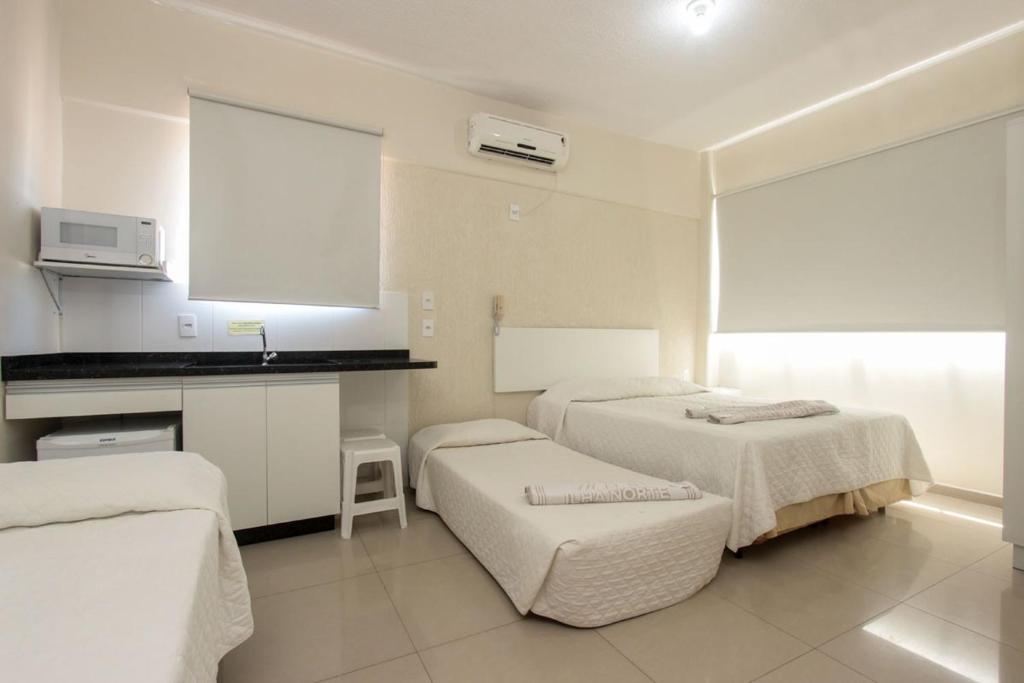 弗洛里亚诺波利斯伊尔哈诺特公寓酒店的酒店客房带两张床和厨房