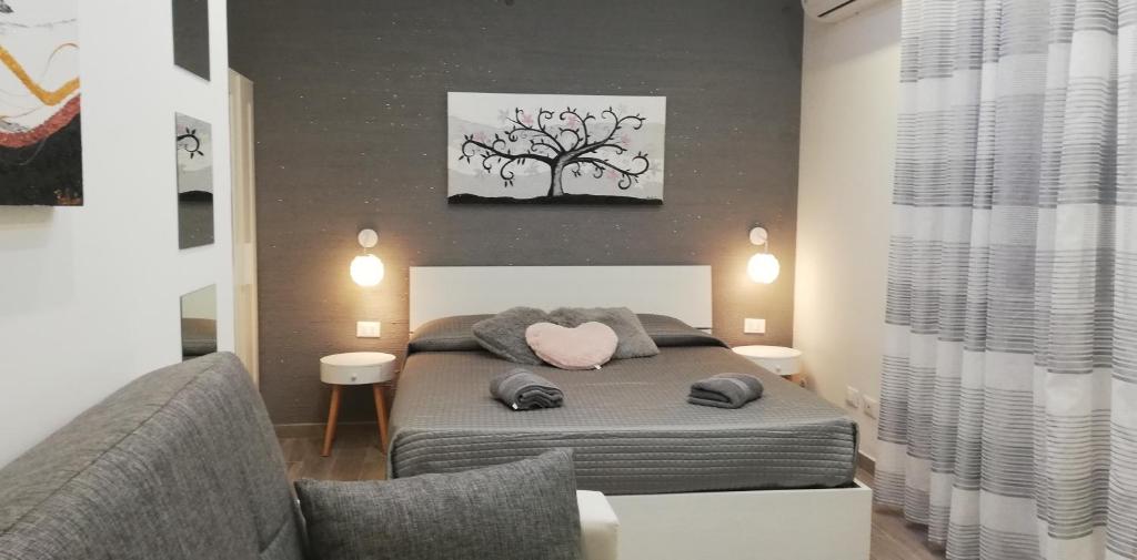 锡拉库扎The Ladybug Holiday House - Locazione Turistica的一间卧室配有一张带心枕的床