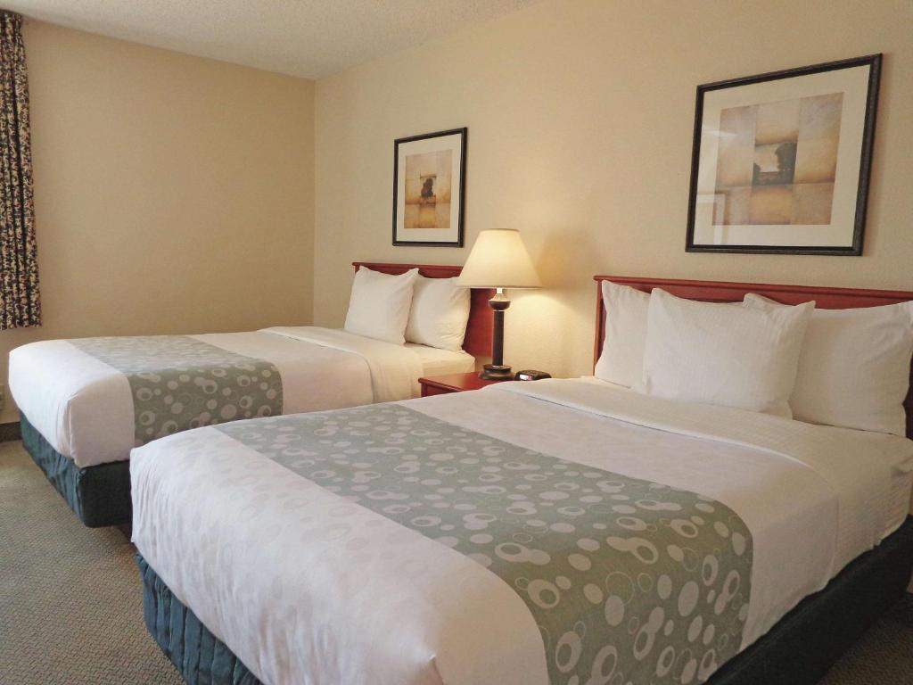 阿尔伯克基阿尔伯克基新闻中心NW拉金塔旅馆&套房的酒店客房设有两张床和两盏灯。