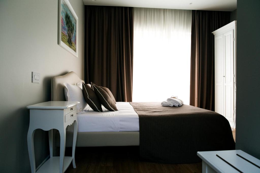 比通托San Marco Antico Relais - B&B的一间卧室设有一张床和一个窗口