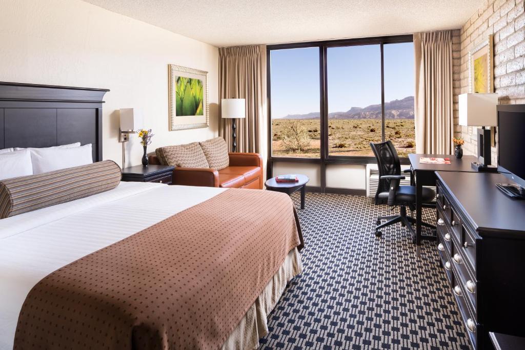 凯恩塔卡阳塔纪念碑山谷酒店的酒店客房配有一张床和一张书桌,客房则设有窗户。