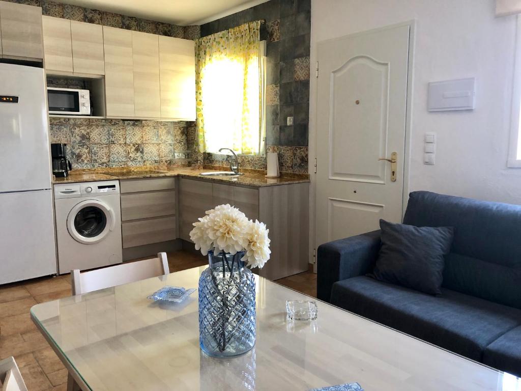 博罗尼亚Apartamento Triana II Bolonia, Tarifa的厨房以及一张带花瓶的桌子