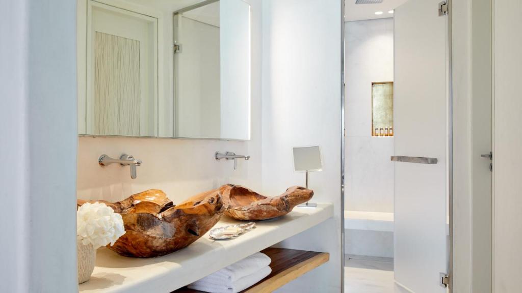 米克诺斯城塔吉甲沃米科诺斯酒店的一间带水槽和镜子的浴室