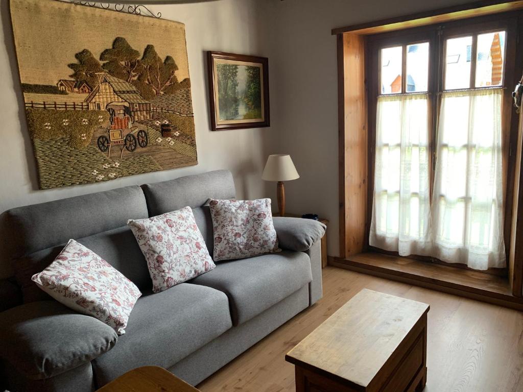 普拉德埃米塔Apartemento Aiguestortes的客厅配有沙发和桌子
