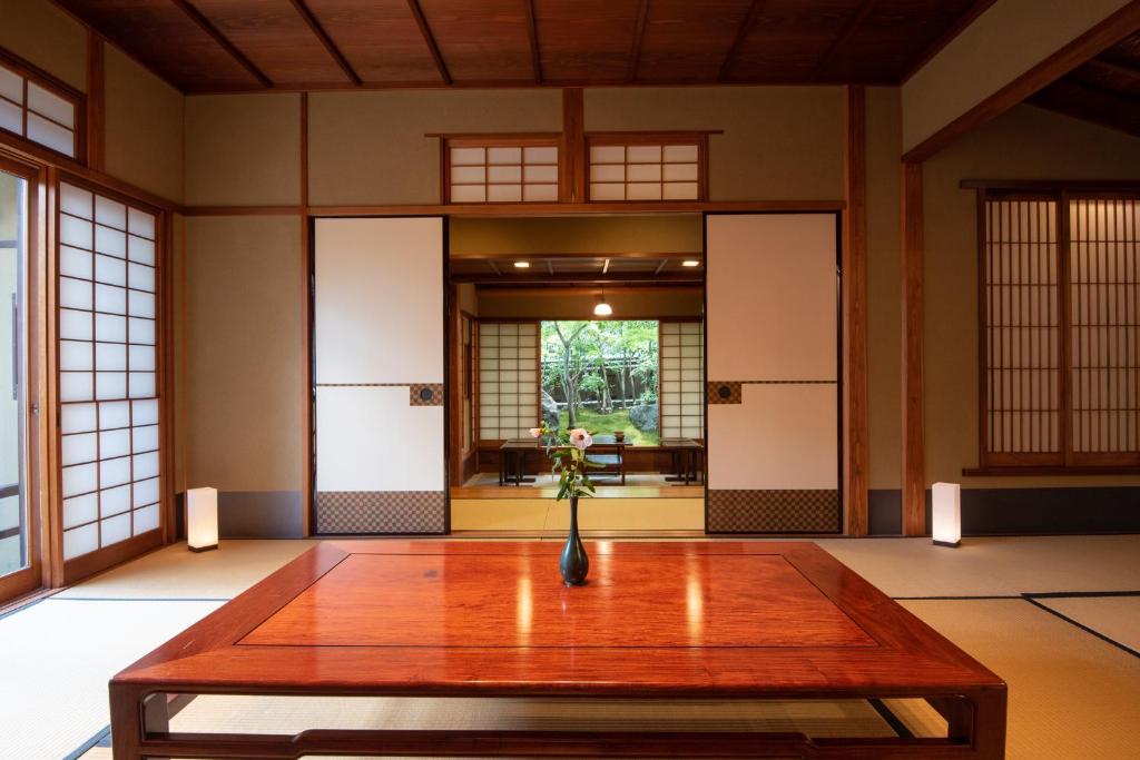 京都Nachiya的一间房间,桌子上放着花瓶