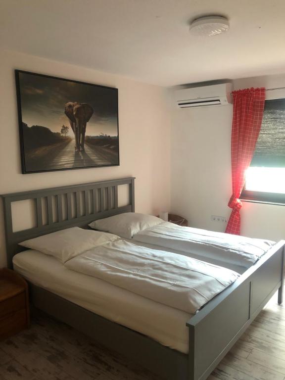 杜伊斯堡Wohnen auf Zeit的卧室里的一张床位,上面有大象的照片