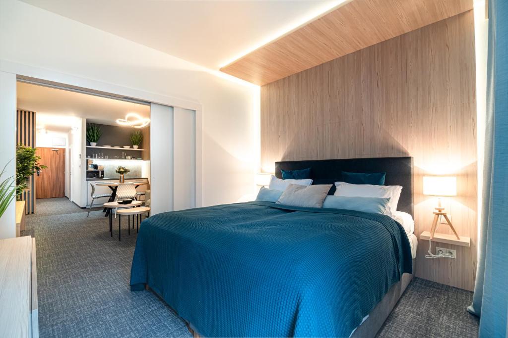 斯塔利斯莫克维克Apartman Pod Hrebienkom - C218的一间带蓝色床的卧室和一间客厅
