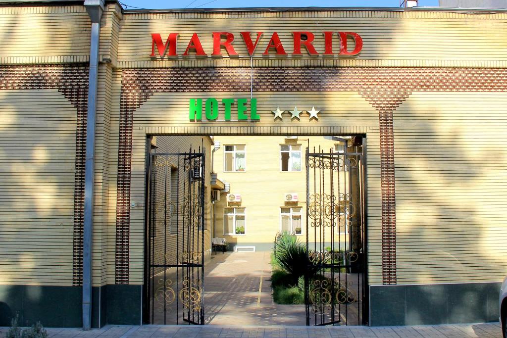 撒马尔罕Hotel Marvarid的一座建筑,有迈尔迈德酒店的入口