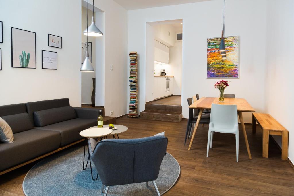 柏林BENSIMON apartments Charlottenburg的客厅配有沙发和桌子