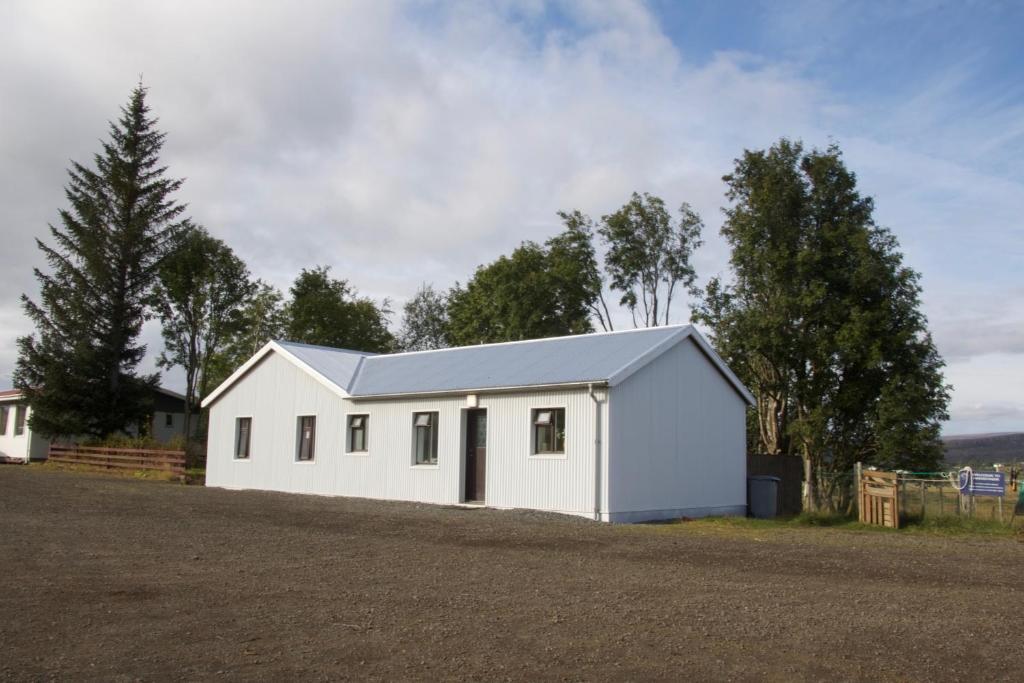 埃基斯蒂尔Finnstaðir的白色房子,有灰色的屋顶